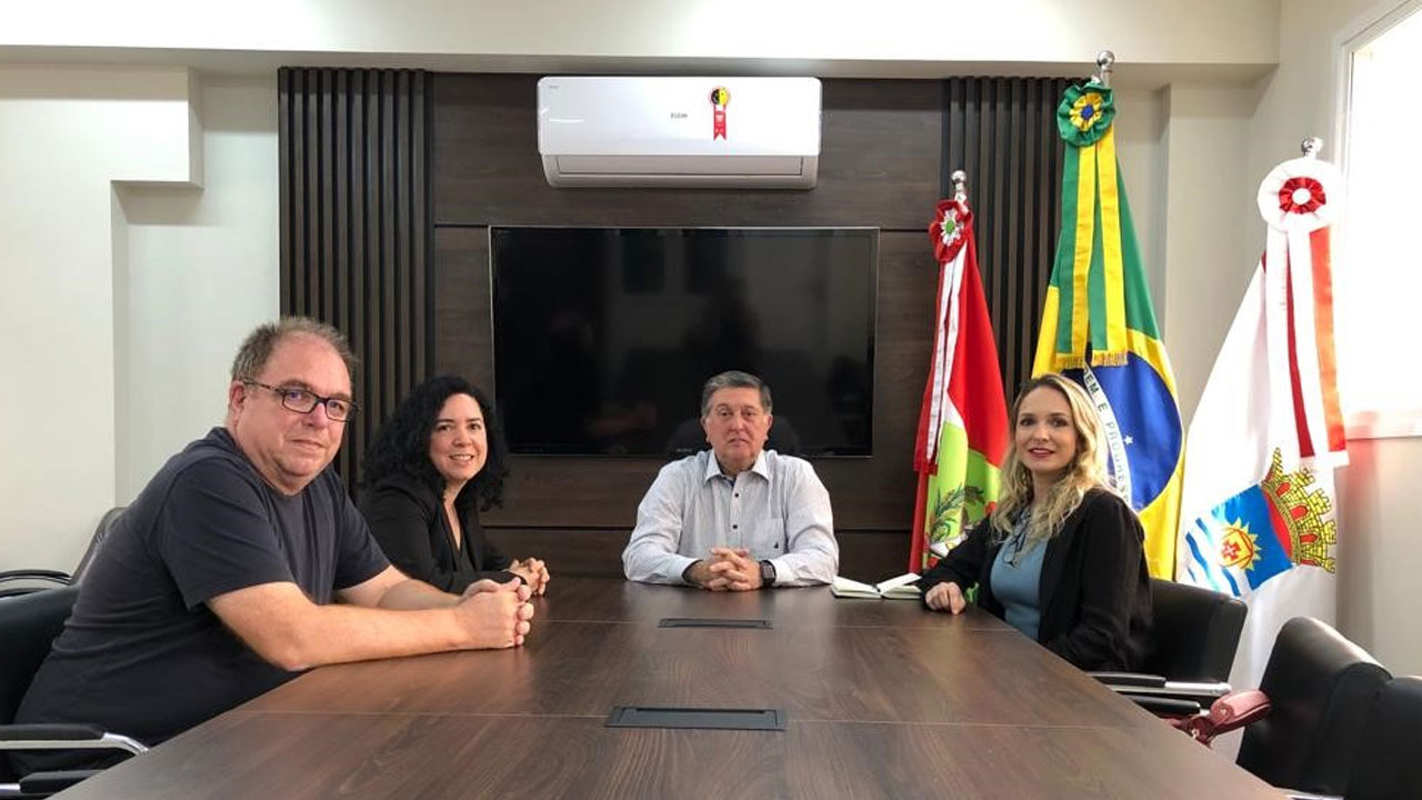 Ao centro, o prefeito de Florianópolis, Topázio Silveira Neto, à esquerda, o presidente do CBCS, Olavo Kucker Arantes, e as integrantes da equipe do CBCS no Programa Cidades Eficientes, a coordenadora técnica Maria Andrea Triana e a pesquisadora Liége Garlet.