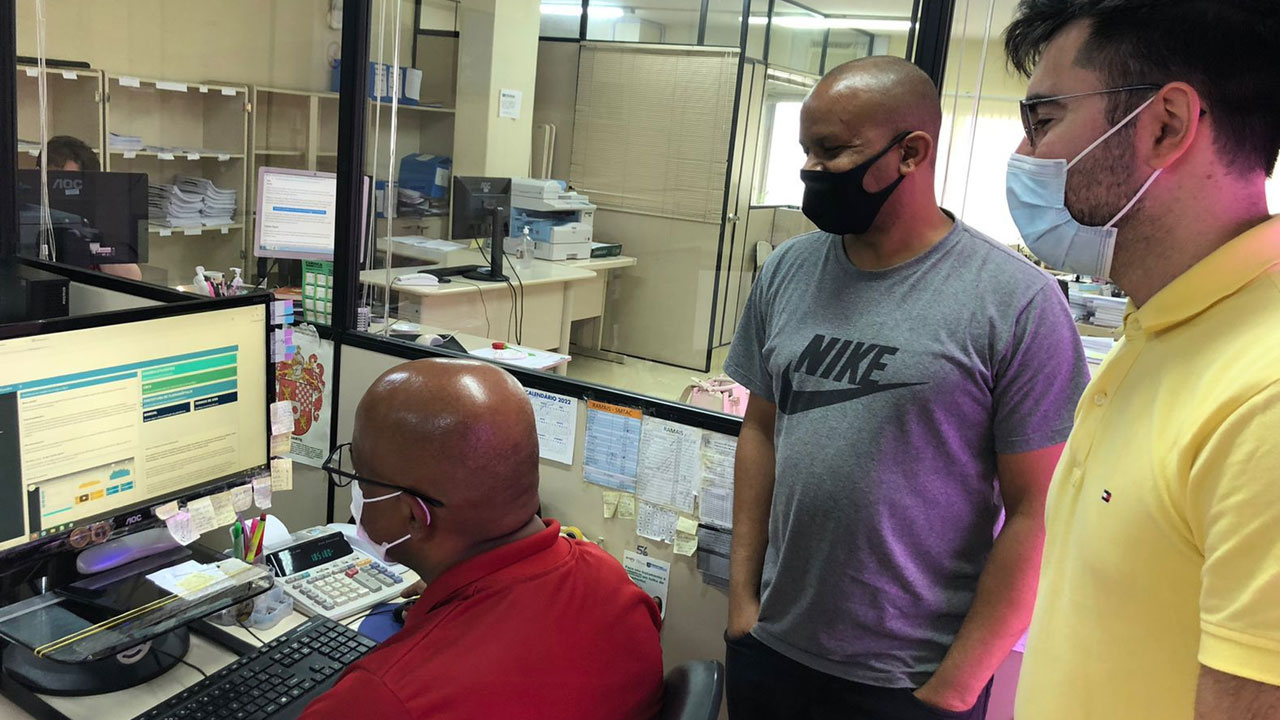 À direita, o integrante da equipe do CBCS, pesquisador Matheus Geraldi junto à equipe da Prefeitura de Florianópolis responsável pela implementação da plataforma para gerenciamento dos dados de energia e água dos edifícios públicos desenvolvida durante o projeto.